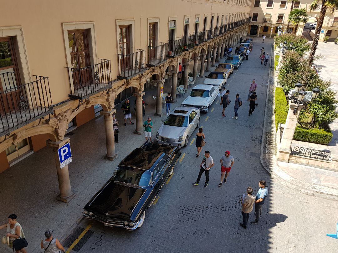 Vista de los vehiculos en la plaza de las Palomas de Guadix.