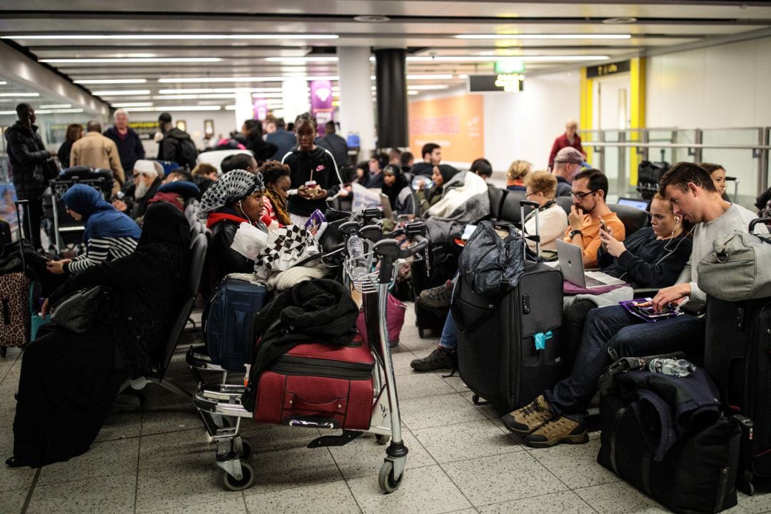 Pasajeros esperando este viernes en el aeropuerto de Gatwick