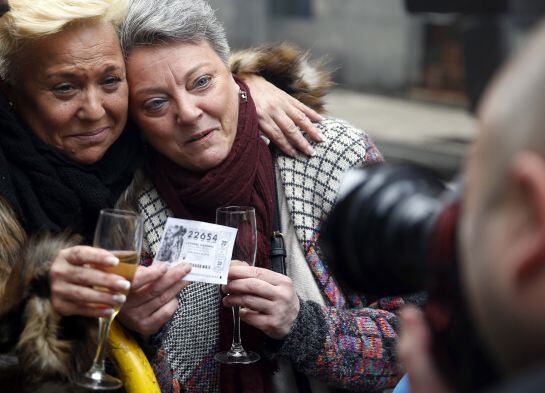 Premiados en la localidad guipuzcoana de Pasaia, donde se ha vendido casi la mitad del primer premio de la Lotería del Niño en la administración número 3.