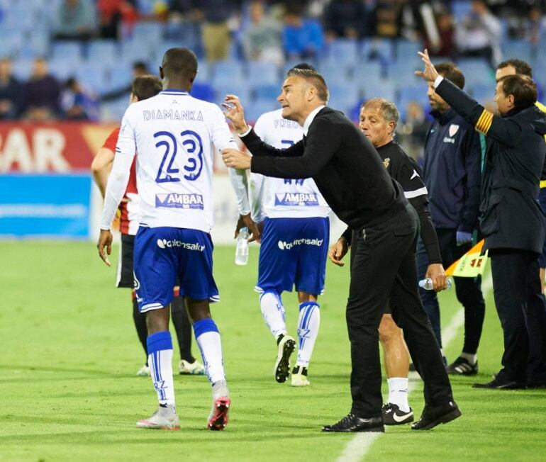 Diamanka recibe las instrucciones de Carreras en el último partido disputado en La Romareda