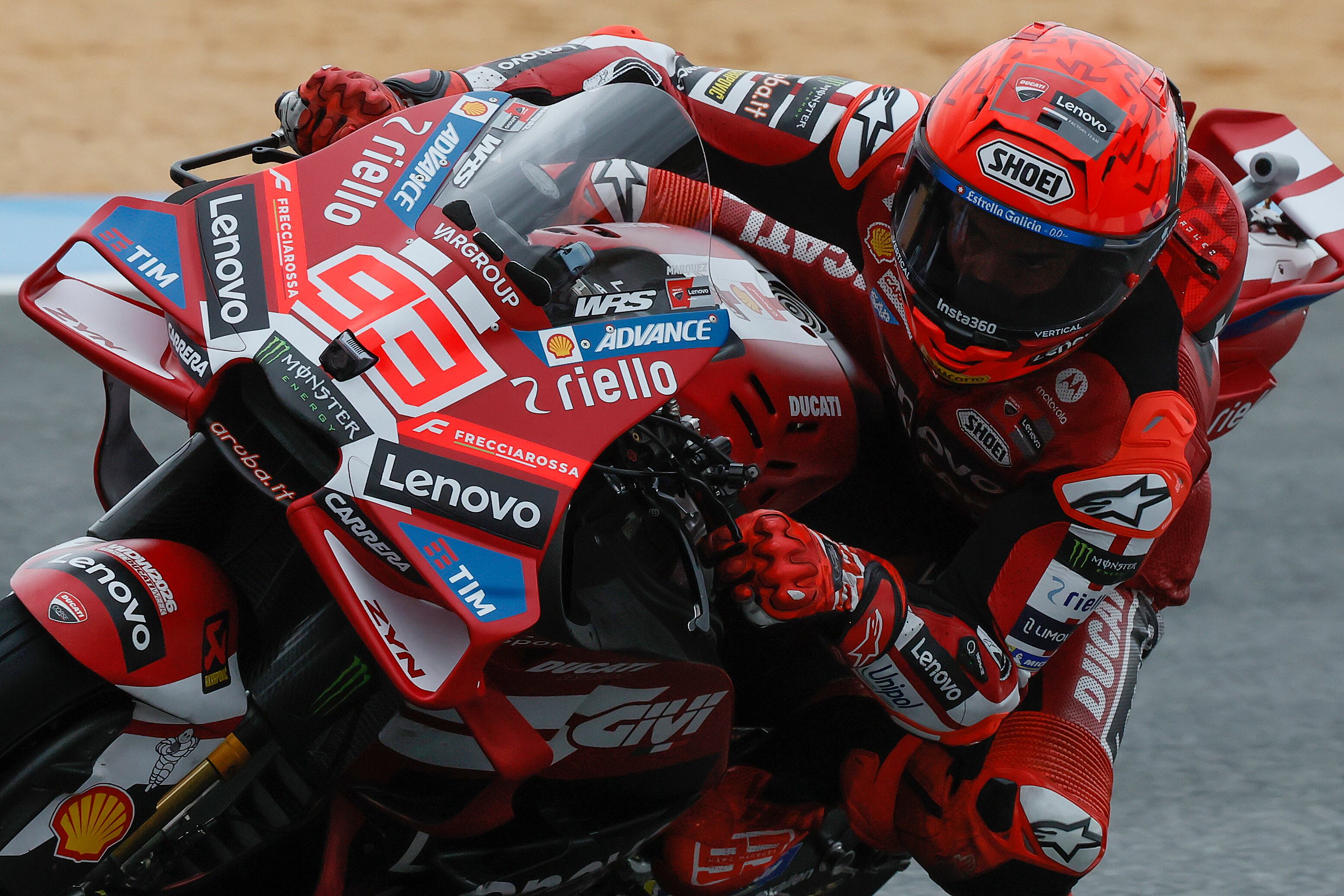 El piloto español de MotoGP Marc Márquez, Ducati Lenovo Team, durante el segundo día de entrenamientos en el Gran Premio de España de Motociclismo que se disputa durante este fin de semana en el Circuito de Jerez-Ángel Nieto. EFE/José Manuel Vidal