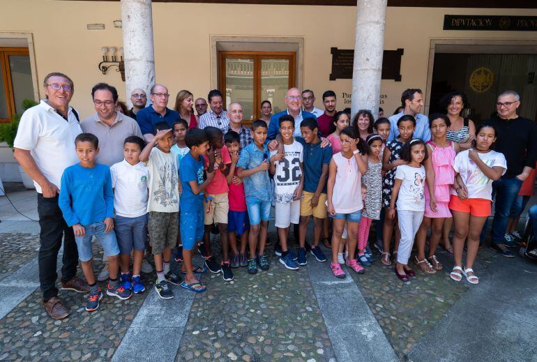 Foto de familia del presidente de la Diputación junto con los niños y algunas familias