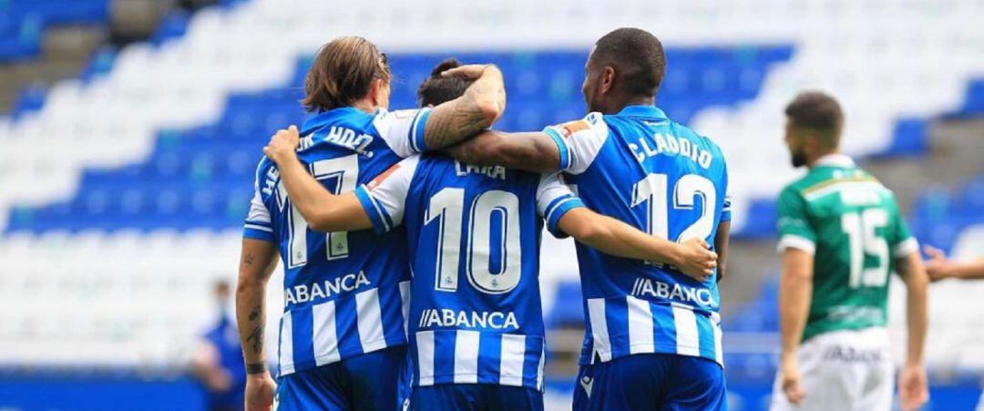 Lara, Héctor y Claudio celebran el gol