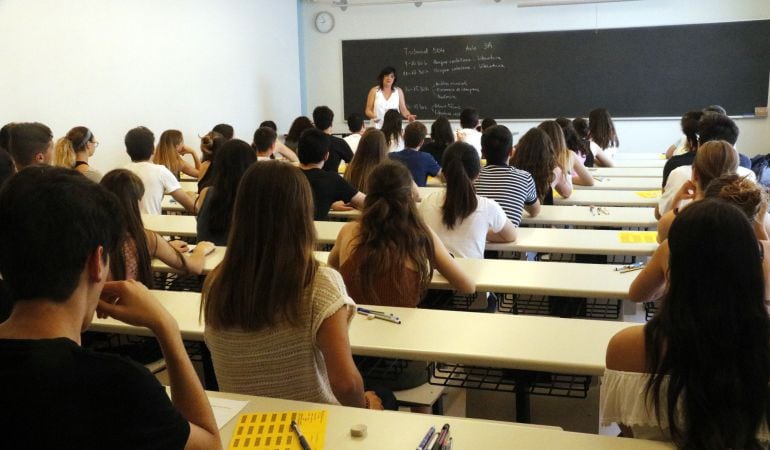 Alumnos preparándose para la selectividad.