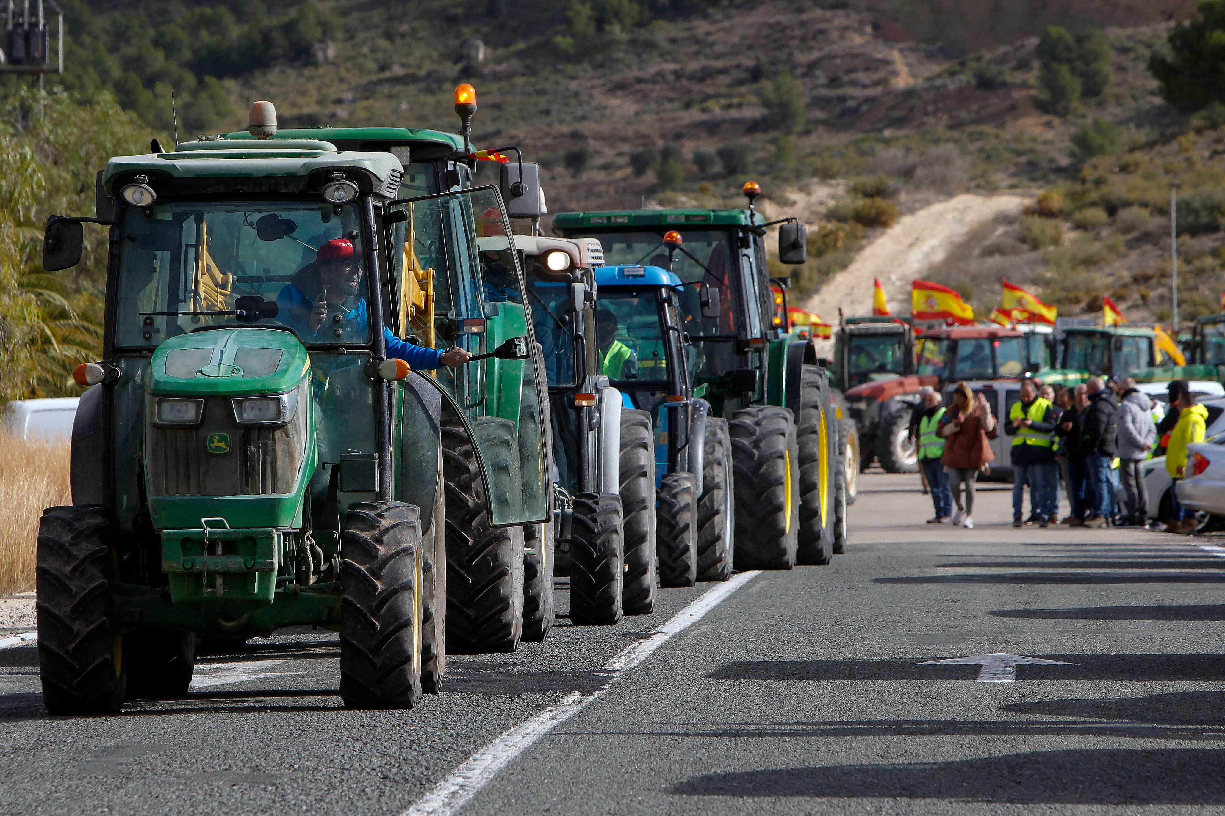 GRAFCVA8378. VILLENA (ALICANTE), 16/02/2024.- Una columna de tractores se dirige a la A-31 en el marco de las protestas por la crisis del campo, en una jornada donde las movilizaciones se concentran en la provincia y Santander. EFE/Morell
