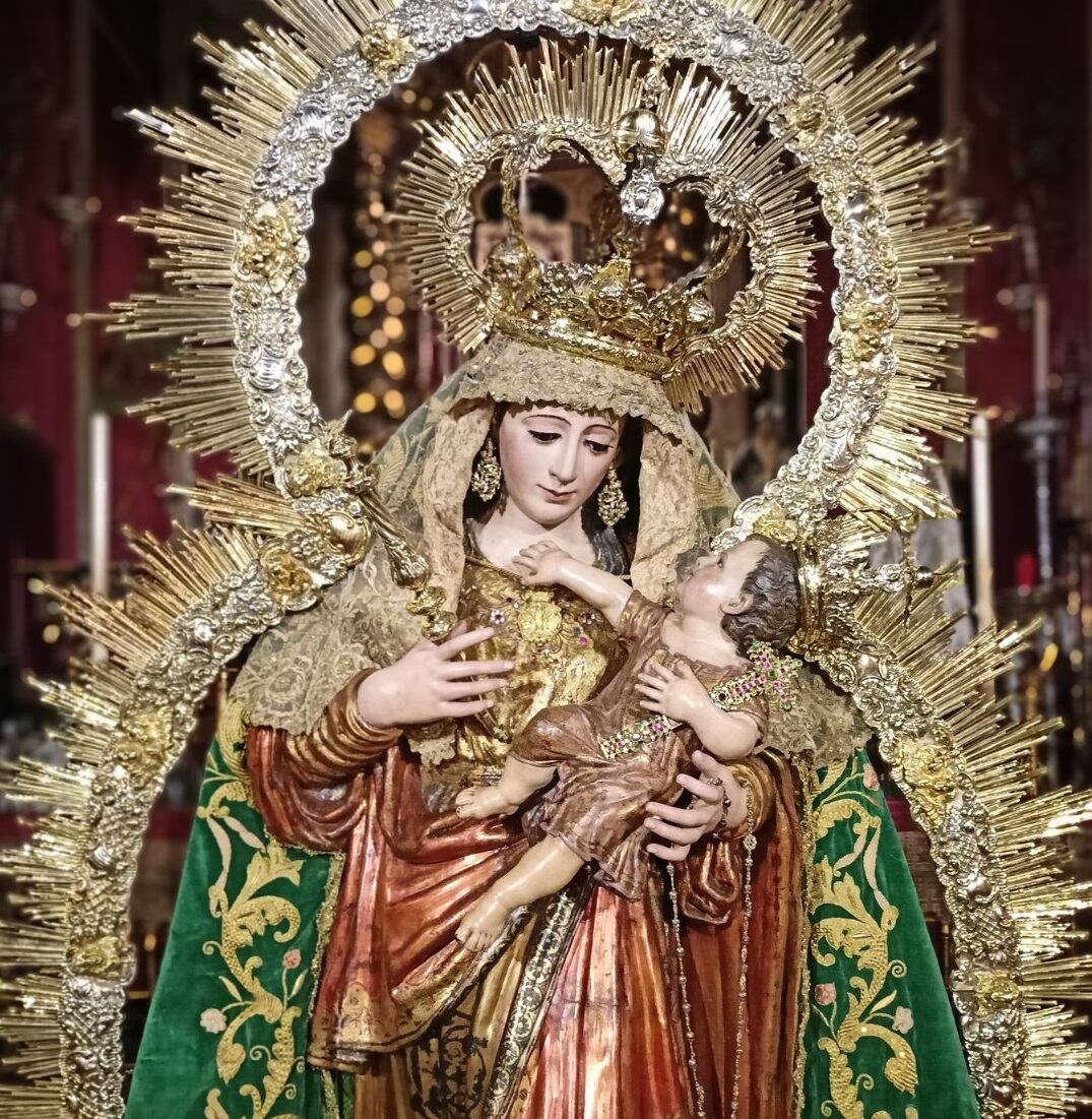 La Reina de Todos los Santos durante su besamanos de este jueves y viernes en la Parroquia de Omnium Sanctorum