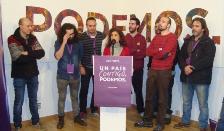 Rosana Alonso, en el centro, detrás aparecen Kevin Botejara y José Ramón Blanco que también han firmado el manifiesto.