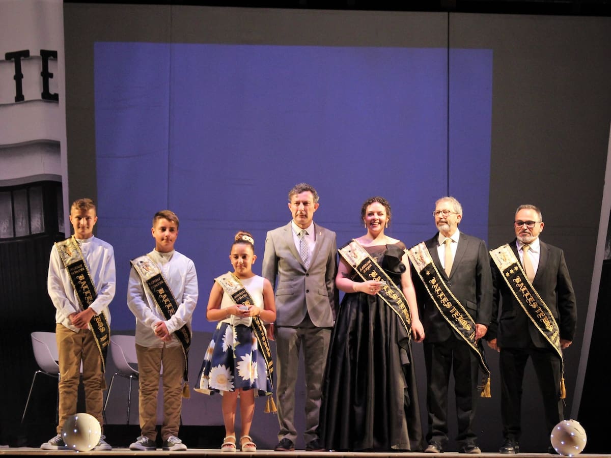 La Comparsa de Ballesteros de Villena presenta, por fin, a sus cargos festeros 2022