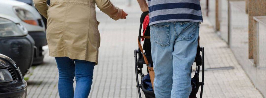 Familia paseando