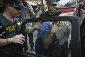 VALENCIA, 27/10/2014.- Dos agentes de la Guardia Civil escoltan a un detenido durante el registro de la sede en Valencia de la empresa Estrategia de Identidad y Comunicación Online (EICO), creada por uno de los empresarios implicados en la operación Púnica, Alejandro de Pedro Llorca. EFE/Kai Försterling