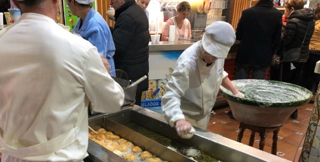 Nos hemos arrimado a una buñolería para olisquear el olor a masa frita