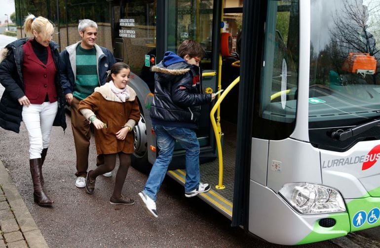 Varias personas se suben a un autobús de Lurraldebus, una de las compañías dentro del sistema Mugi.