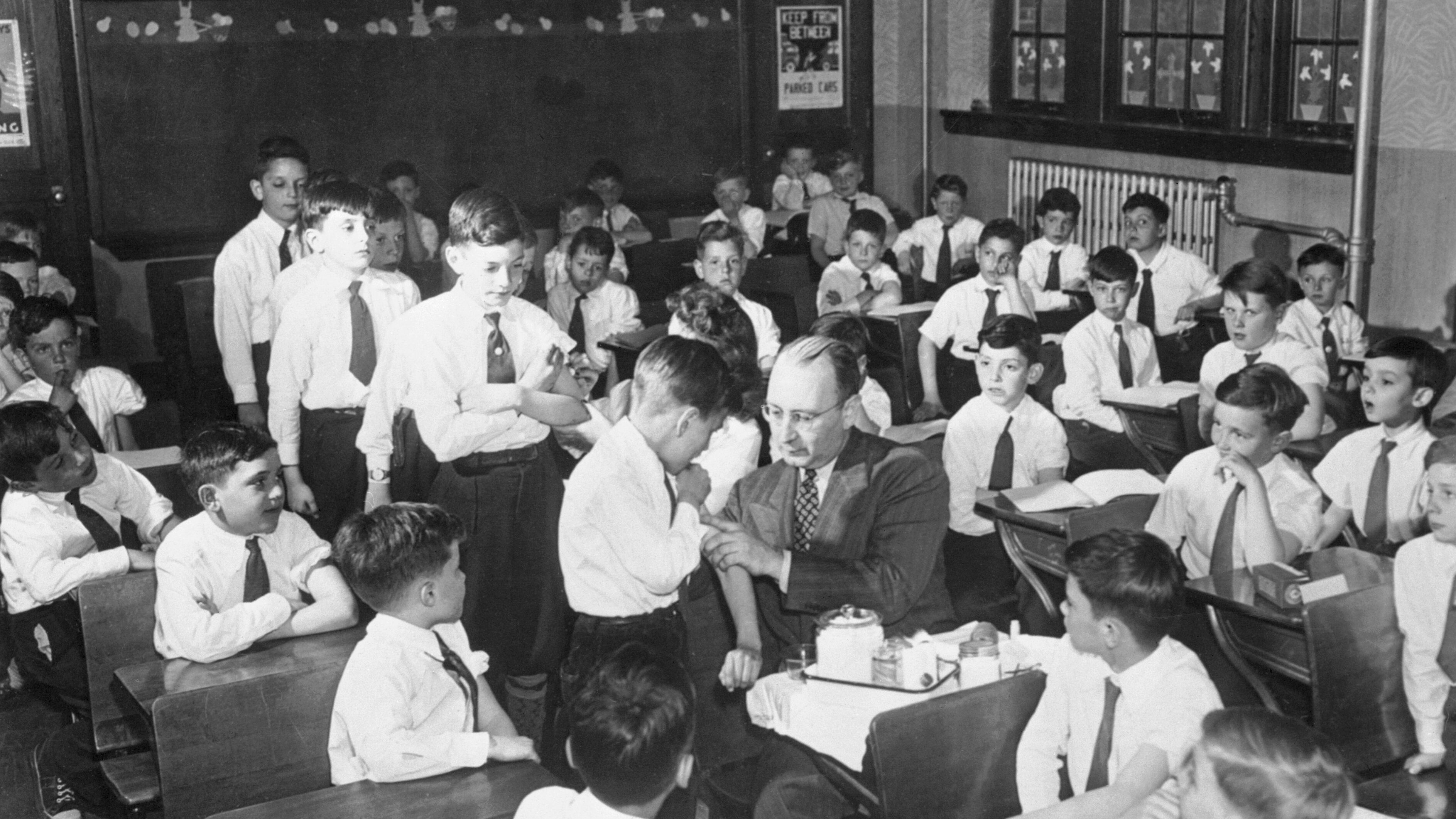 El Dr. George Long vacuna al pequeño Patrick Hogan, mientras los demás niños esperan su turno, el 14 de abril de 1947, en St. Joan of Arc Catholic School, de Queens, New York