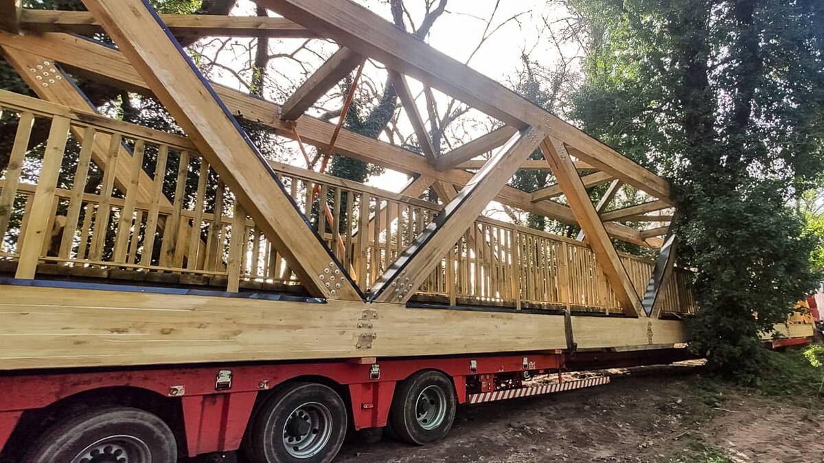 Enrique Cabaleiro, alcalde de Tui, sobre el puente peatonal en el río Louro y otras obras pendientes