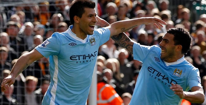 Agüero y Tévez celebran el gol del Kun