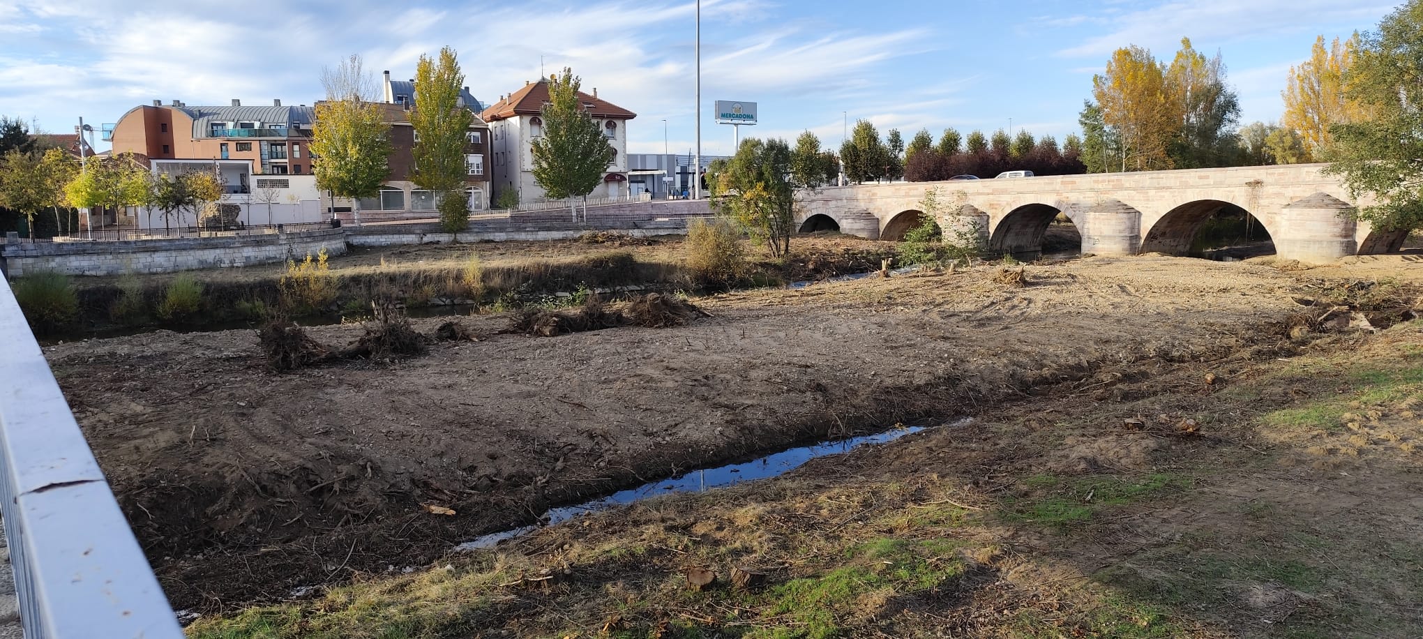 La ribera del Torío en Puente Castro tras la intervención del Ayuntamiento de León