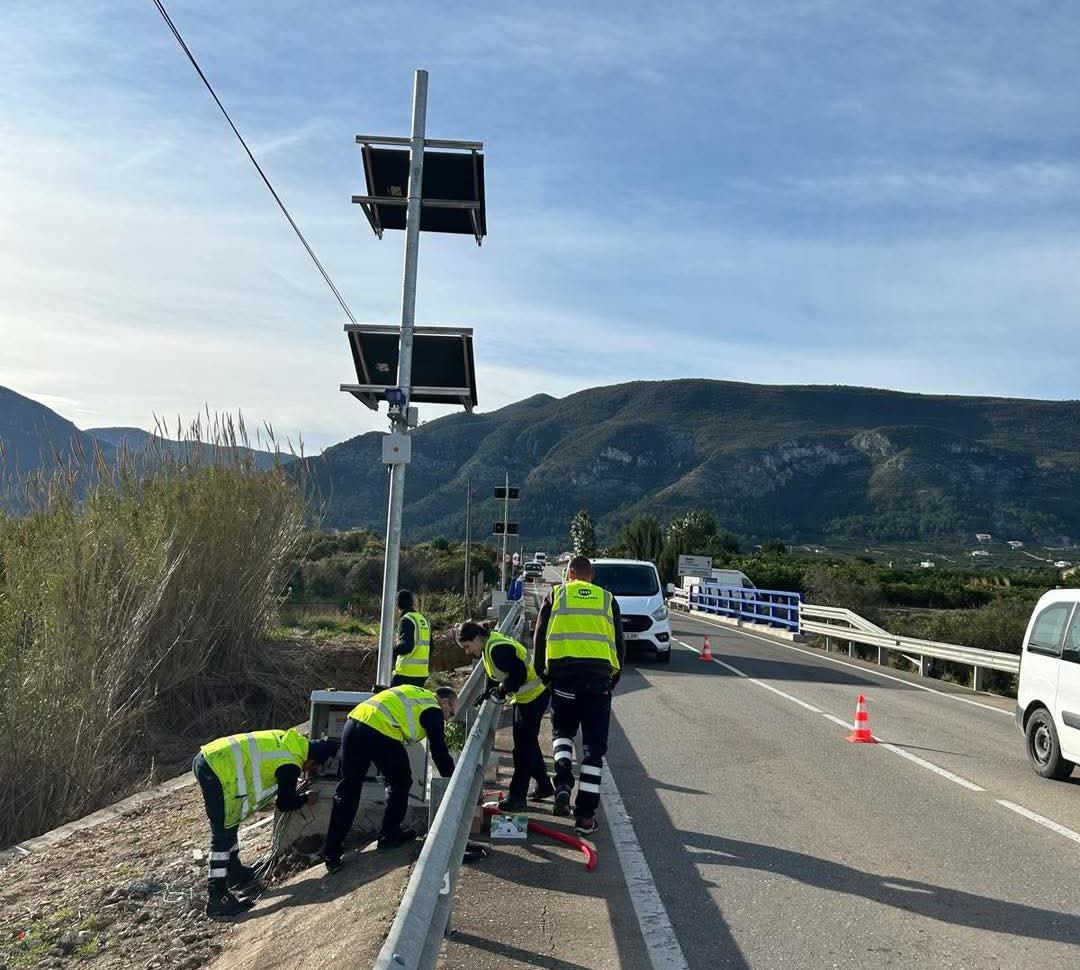 Instalación de detectores de jabalíes en la CV-600, en Simat de la Valldigna