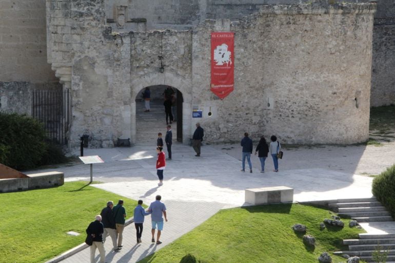 Distintas personas se dirigen al castillo de Cuéllar lugar donde se ubica la oficina de Turismo