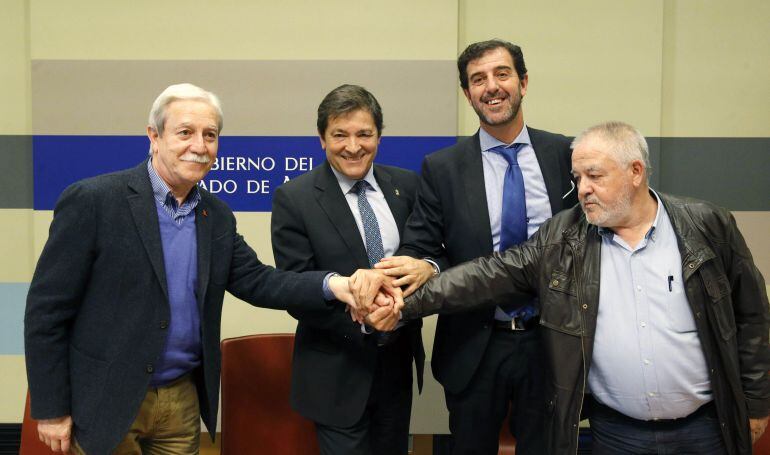 Justo Rodríguez Braga (UGT), el presidente del Principado, Javier Fernández; Pedro Luis Fernández (FADE) y Antonio Pino (CCOO) tras la firma del acuerdo