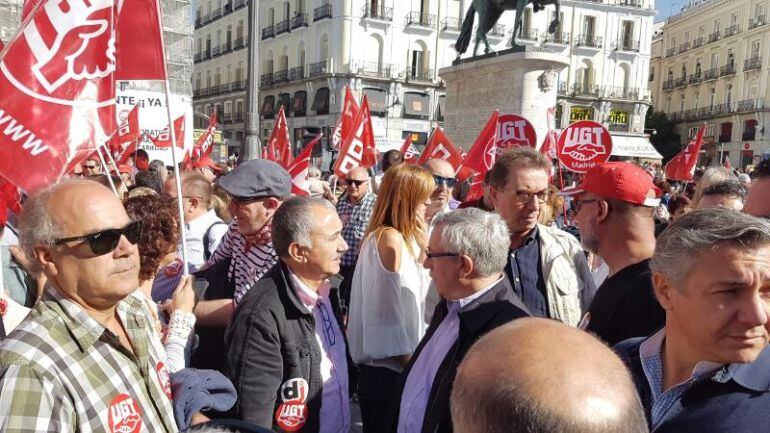 Los líderes sindicales de UGT, Pepe Álvarez (segundo por la izquierda) y de Comisiones Obreras, Ignacio Fernández Toxo (tercero por la izquierda) en la Puerta del Sol de Madrid