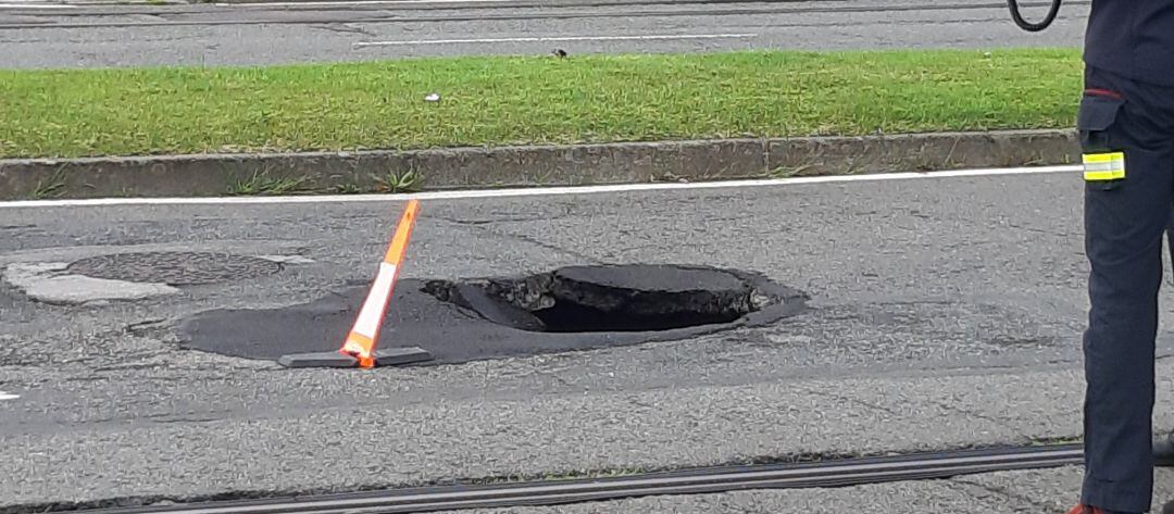 Imagen del socavón antes de ser vallado por la Policía