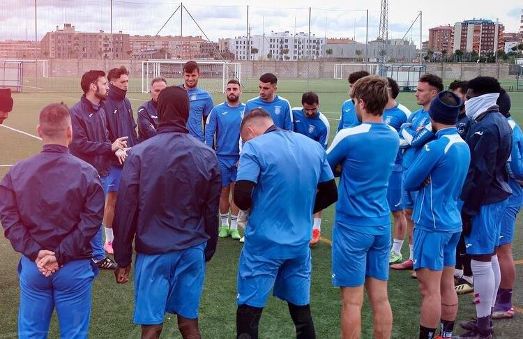 Charla de Álex Izquierdo a la plantilla en el último entrenamiento previo al duelo en El Helmántico