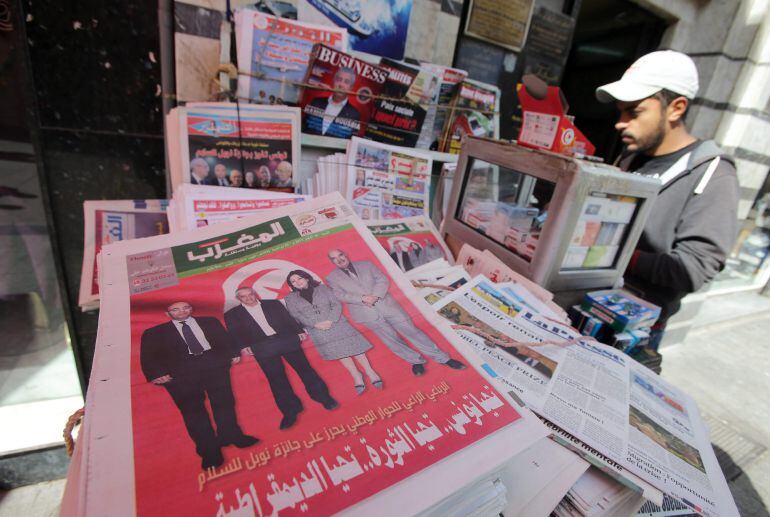 MOH103. Tunis (Tunisia), 10/10/2015.- Tunisian newspapers at a kiosk feature The Tunisian National Dialogue Quartet on their frontpages and headlines one day after the group was awarded the 2015 Nobel Peace Prize, in Tunis, Tunisia, 10 October 2015. The T