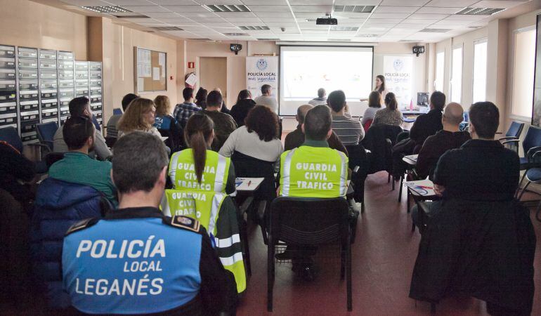 Policías nacionales y locales y militares asisten en Leganés a un curso para saber actuar con personas con epectro autista.