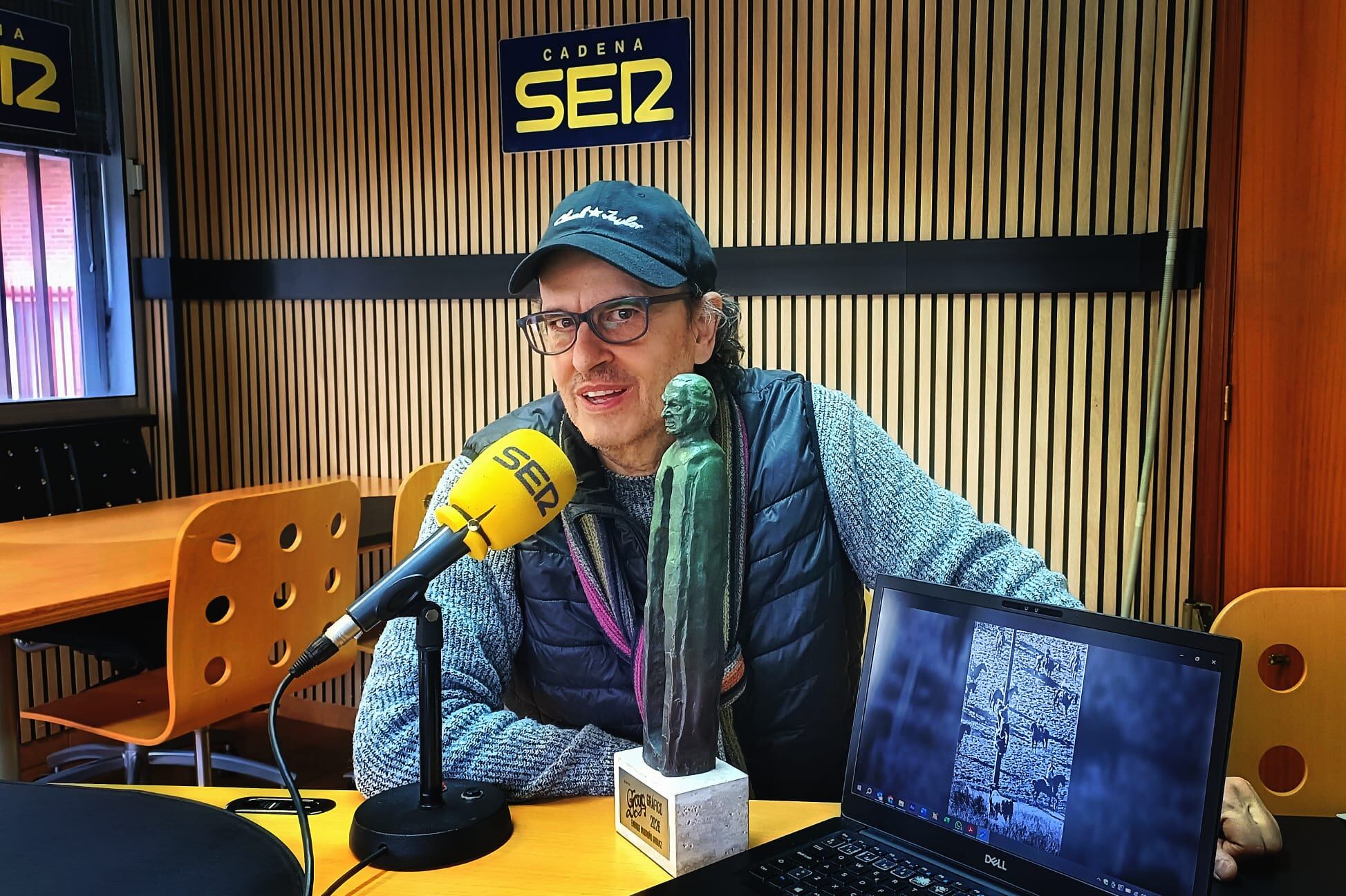 El fotógrafo Enrique Madroño muestra el premio Goya y la fotografía ganadora en los estudios de Radio Cuéllar