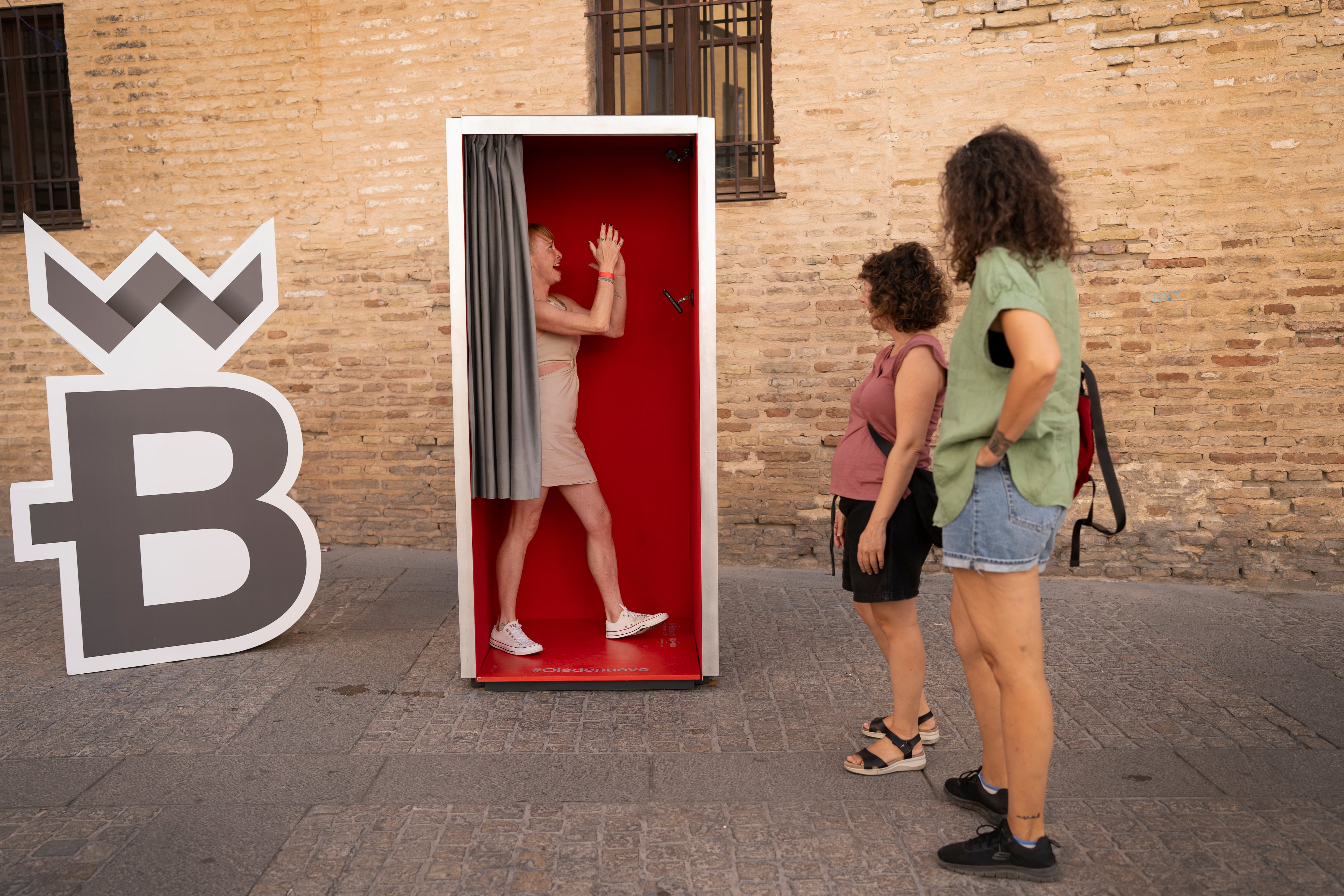 Olematón en la plaza Calderón de la Barca, 7/09/24, Sevilla. Archivo Fotográfico Bienal de Sevilla 2024. Fotográfica: @Laura León