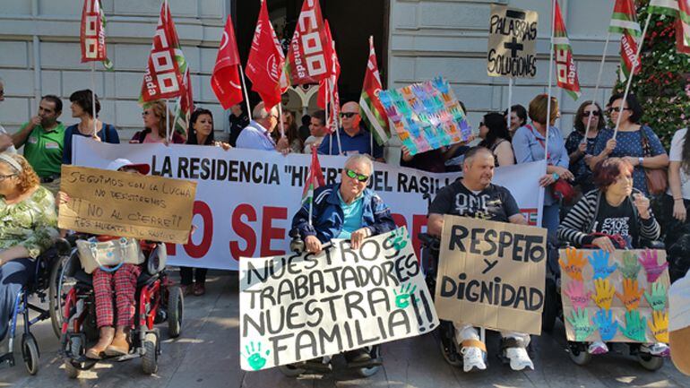 Una de las recientes manifestaciones de trabajadores y usuarios de la residencia de grandes dependientes Huerta del Rasillo de Granada
