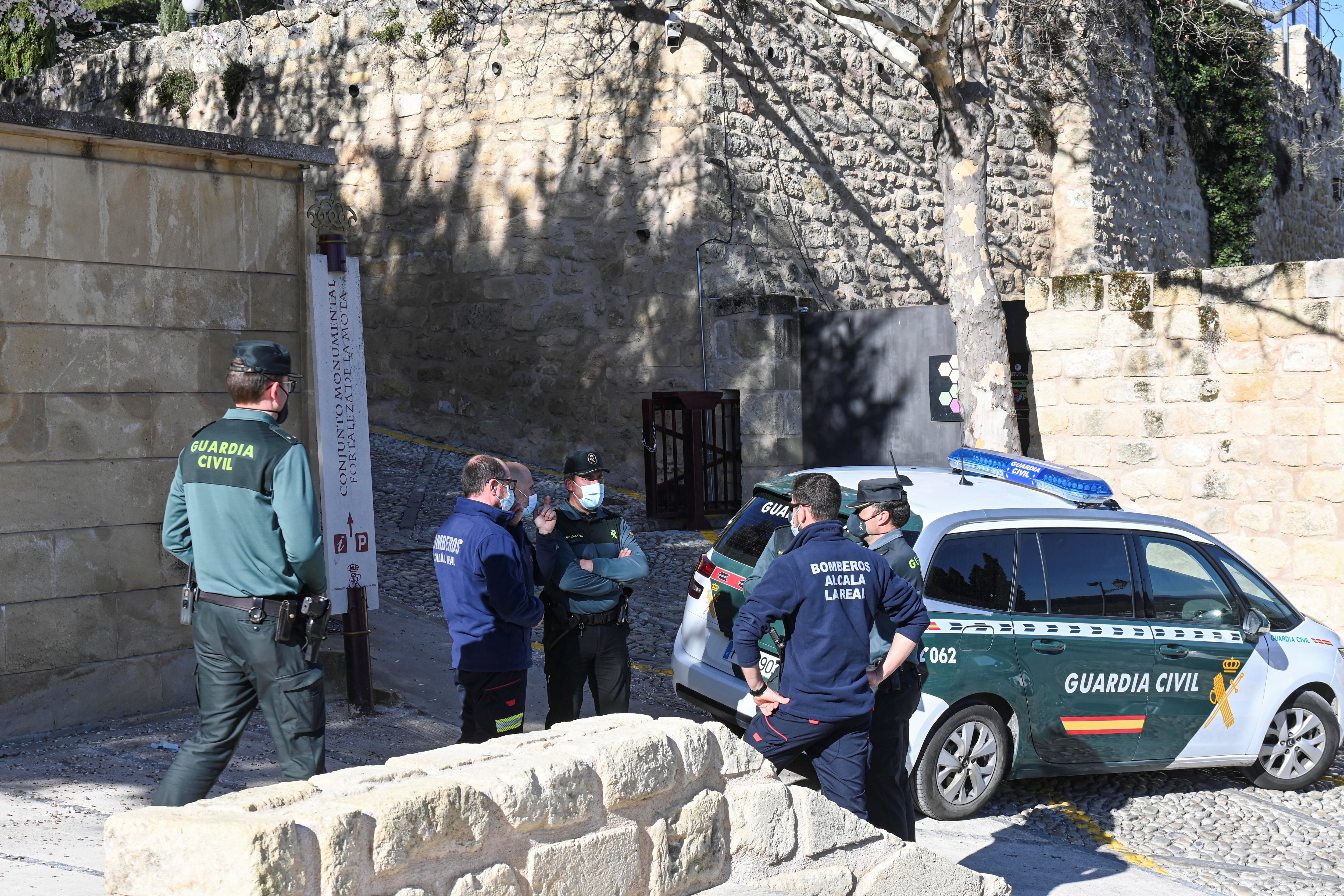 Agentes de la Guardia Civil y bomberos en los alrededores de la iglesia de Santo Domingo de Silos en Alcalá la Real (Jaén), donde se encontró el cuerpo de la menor de 14 años presuntamente asesinada por un joven de 22 años.