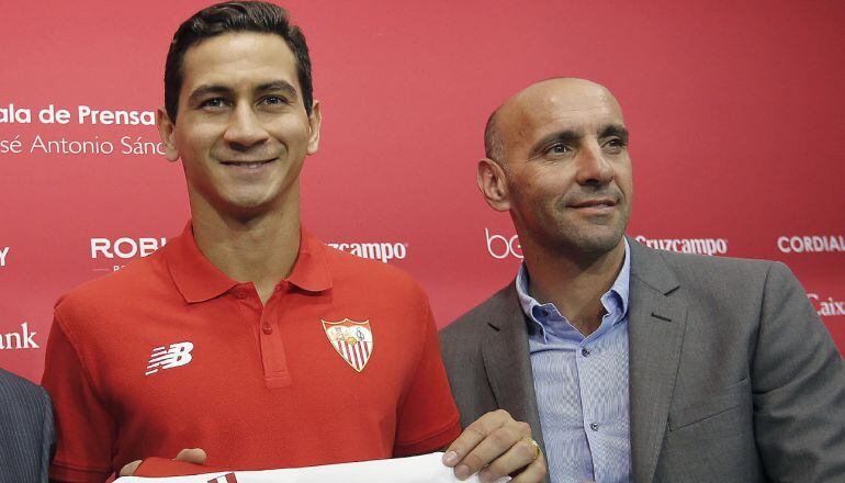 El director deportivo del Sevilla, Monchi, durante su presentación oficial de Ganso como nuevo jugador del Sevilla.