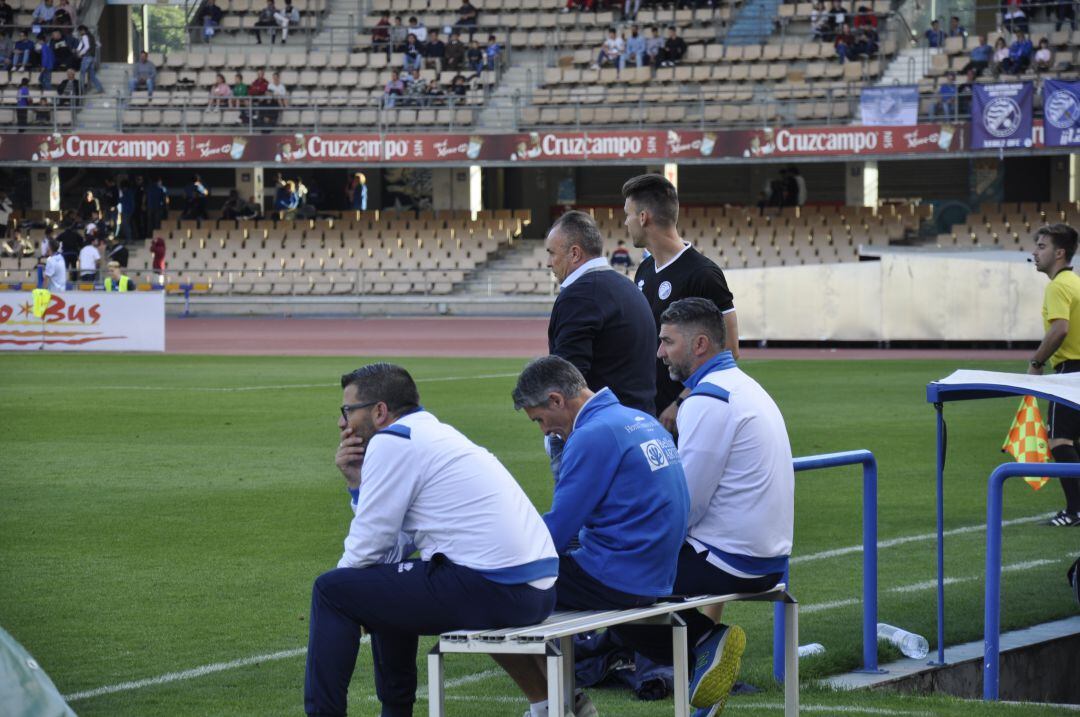 Josu Uribe en el banquillo de Chapín durante el derbi