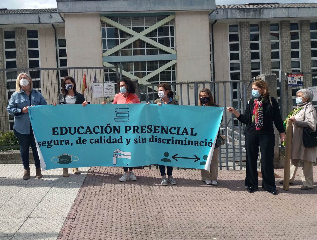 Momento de la concentración de los padres de alumnos a las puertas del I.E.S. de La Ería