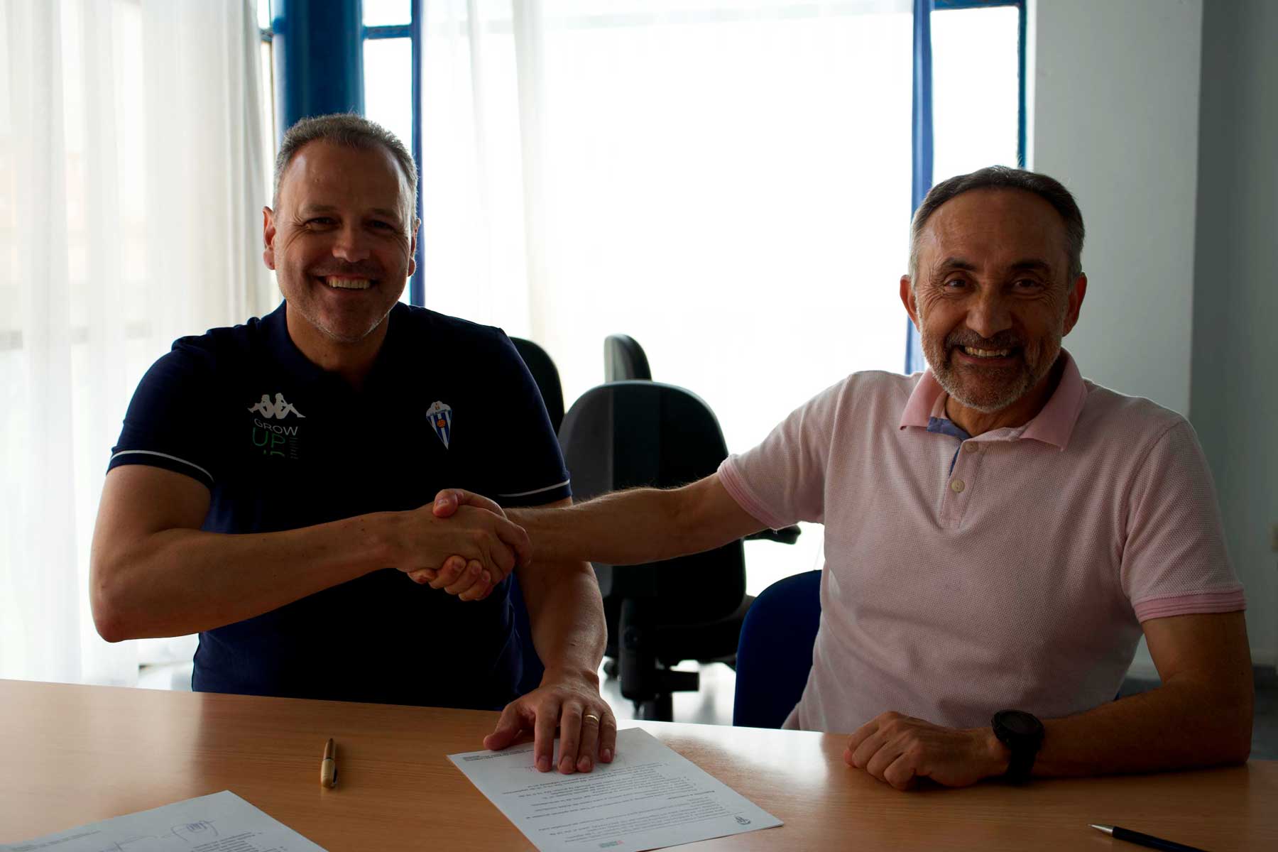 Chiqui Linares y Paco Fuster, tras firmar el convenio de colaboración