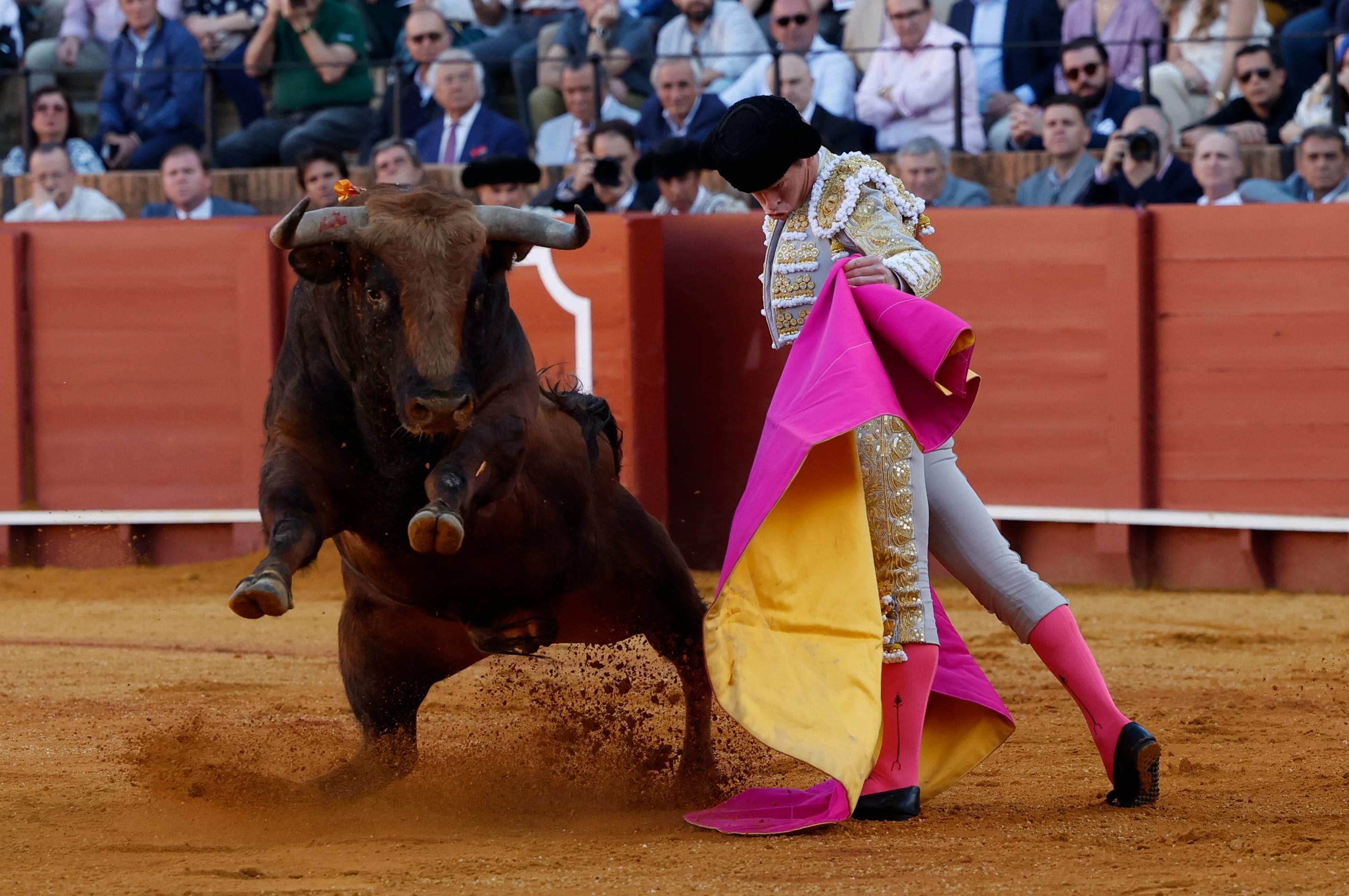 SEVILLA, 10/04/2024.- El diestro Borja Jiménez ante el primero de su lote durante el cuarto festejo de la Feria de Abril, este miércoles en la plaza de toros de la Real Maestranza de Sevilla. EFE/ Julio Muñoz
