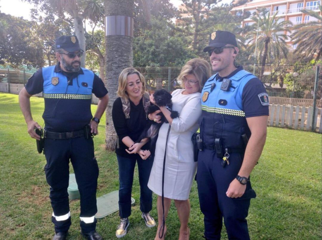 El perro encontrado en un contenedor de basura en Las Palmas de Gran Canaria, en manos de la concejala Inmaculada Medina y al lado de su nueva dueña.