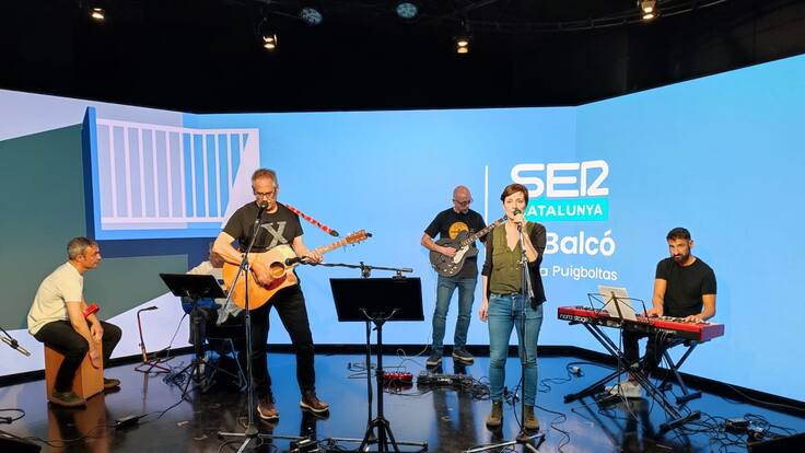 "Viure de la literatura ja és difícil, i de la música encara ho és més, potser si ajuntem les dues..."