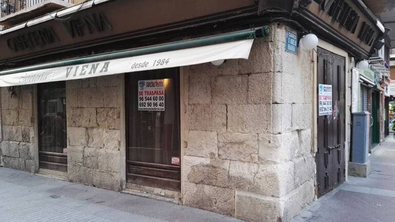 La cafetería Viena con el cartel de Se Traspasa