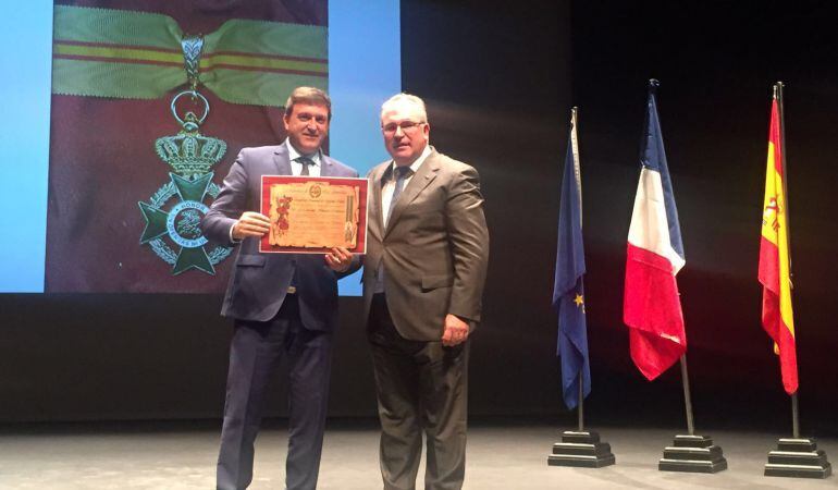 El alcalde recibe la Encomienda de Caballero de Santiago, de una asociación de la Guardia Civil