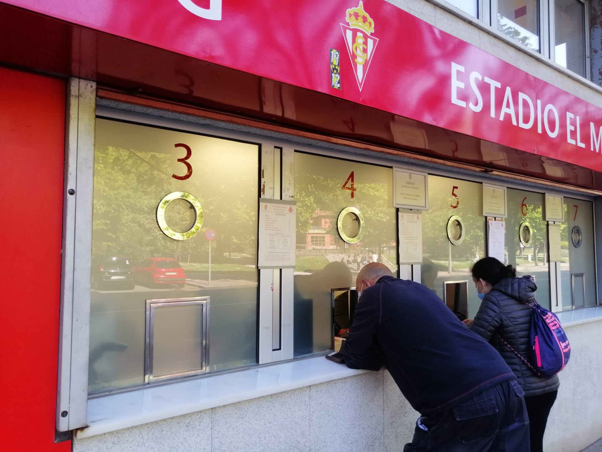 Aficionados comprando entradas en las taquillas de El Molinón.