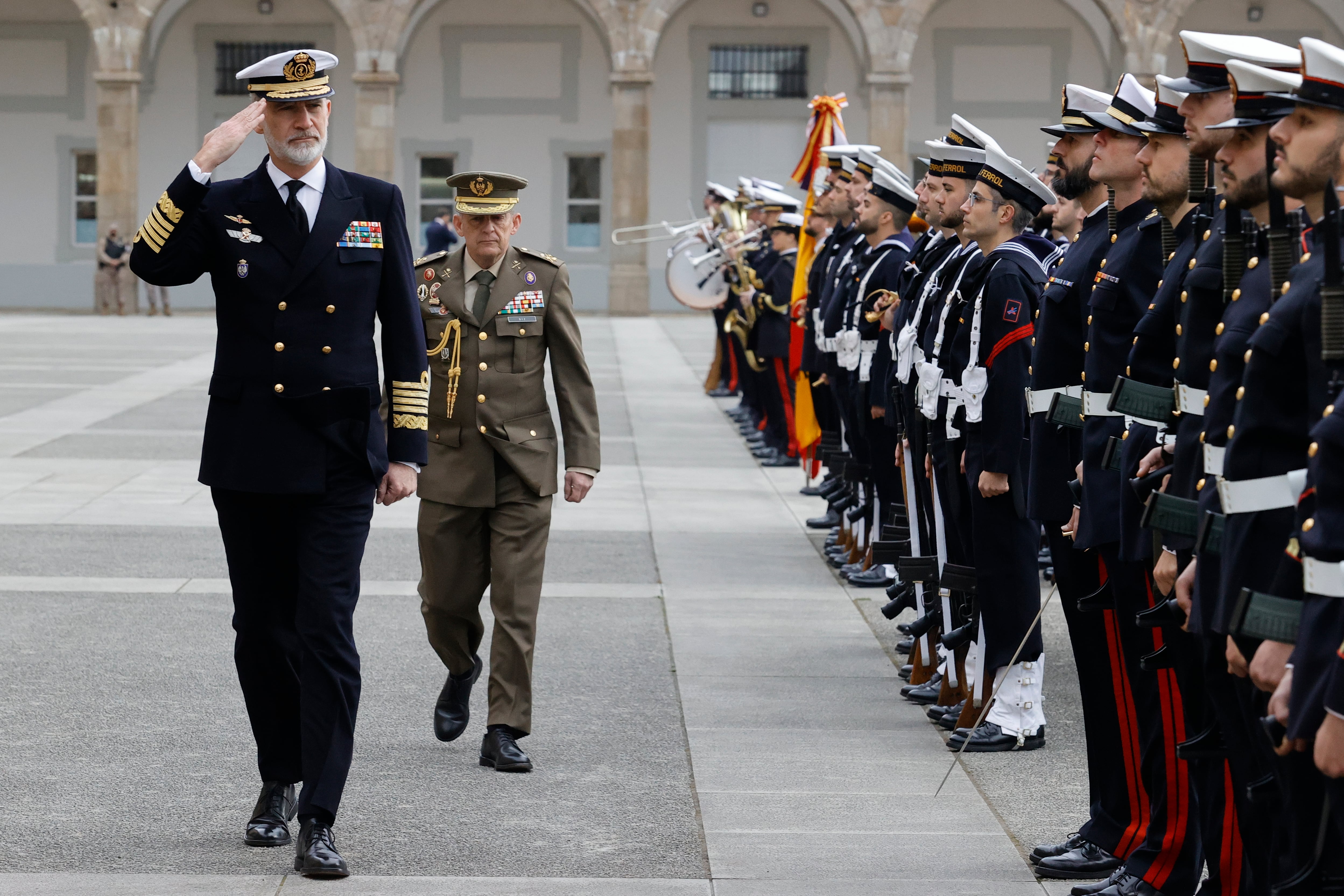 El rey Felipe VI pasa revista a las tropas mientras visita el Arsenal Militar de Ferrol, este jueves. EFE/Kiko Delgado