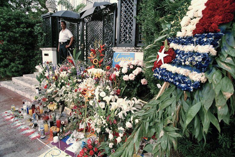 Flores en la puerta de la casa de Versace donde fue asesinado.