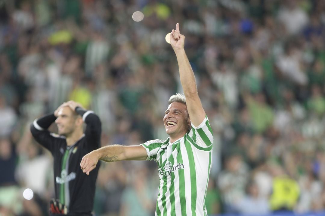 Joaquín Sánchez celebra un gol del Real Betis