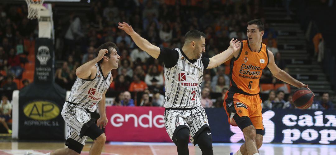 Los fuenlabreños Marko Popovic (2) y Tomas Bellas (7) y el taronja Alberto Albalade (6) en el duelo de la primera vuelta en la Font de Sant Lluis.