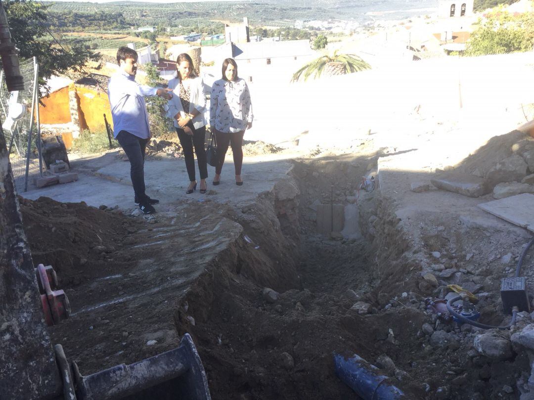 La delegada del gobierno en Jaén, Ana Cobo (centro), visita las obras de Rus.