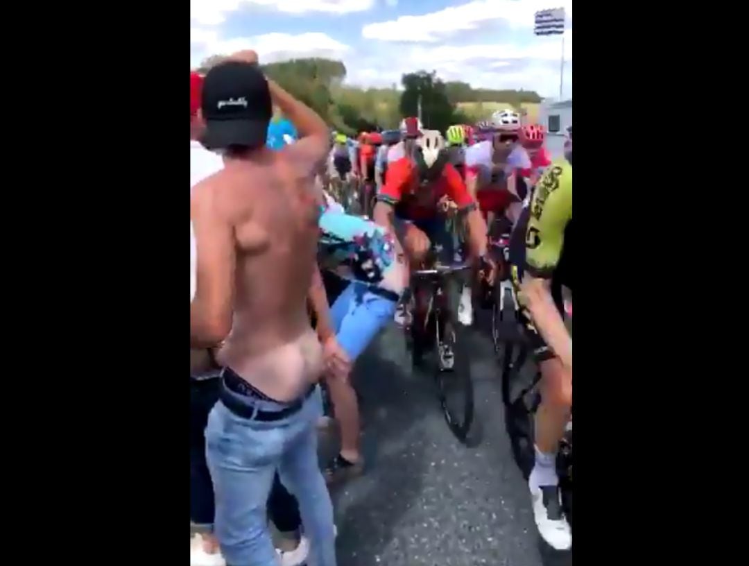 Momento en el que el ciclista del Bahrain Merida propicia el &#039;cachete&#039; a un aficionado