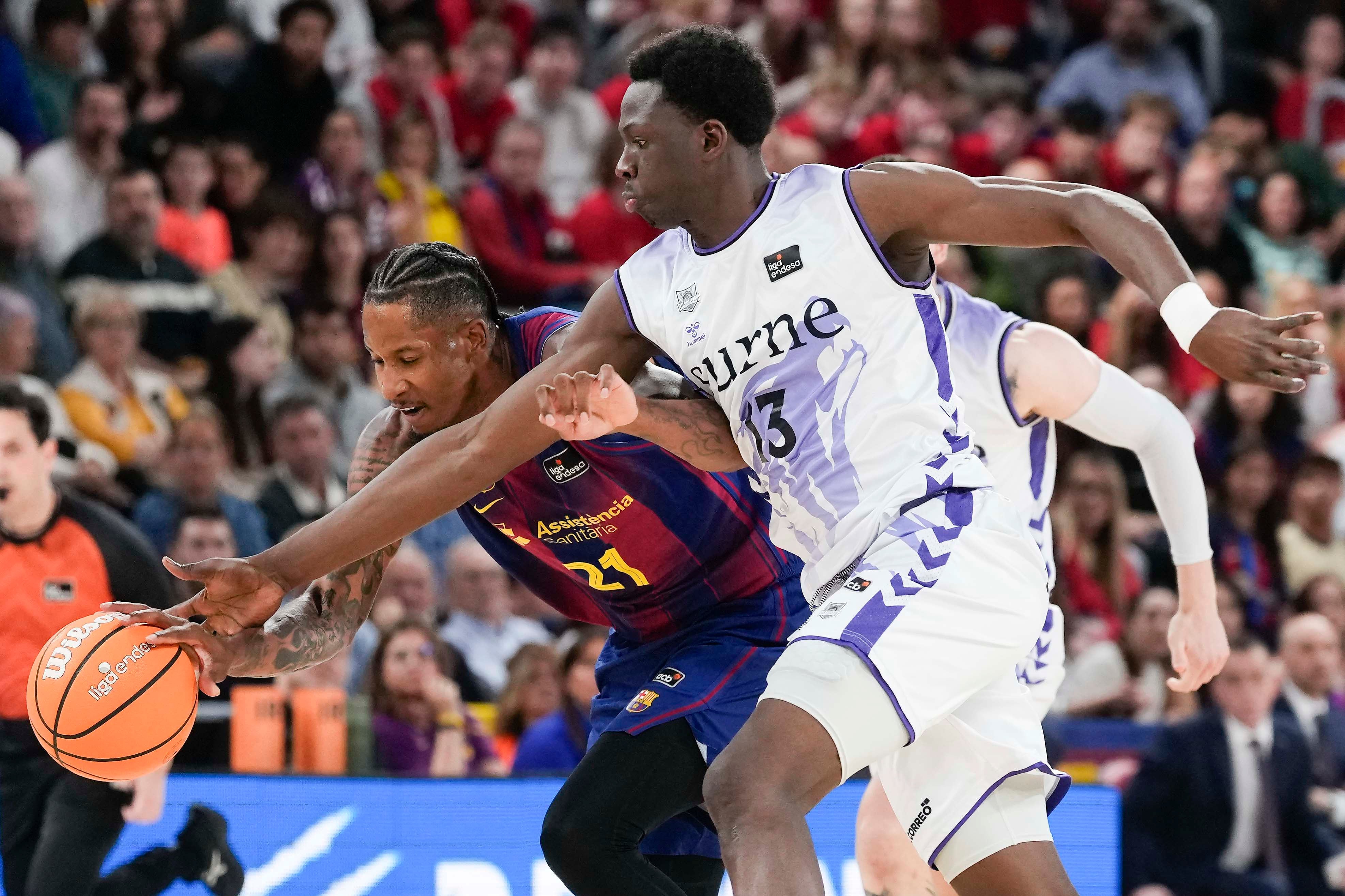El jugador del Barça W. Clyburn y el jugador del Surne Bilbao B. Bagayoko, durante el partido de la jornada 26 de la Liga Endesa de Baloncesto entre el Barça y el Surne Bilbao