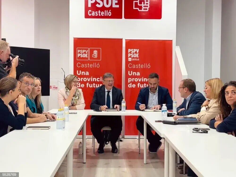 Ximo Puig, secretario general del PSPV, se reúne en Castelló con todos sus diputados de la provincia de Castellón para analizar los 100 primeros días de gobierno del Partido Popular.